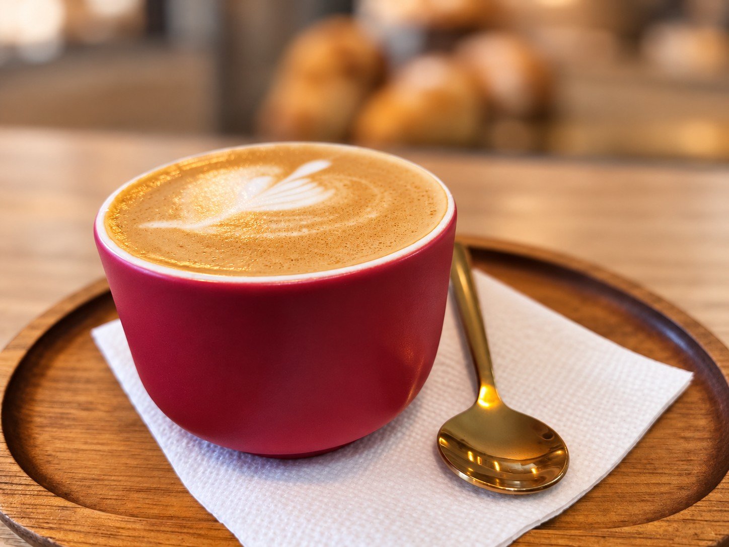 Espresso Macchiato La Barista, în ceașca roșie, pe tavă de lemn