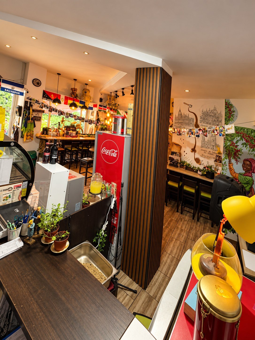 Detalii din interiorul La Barista, cu picturi și plante