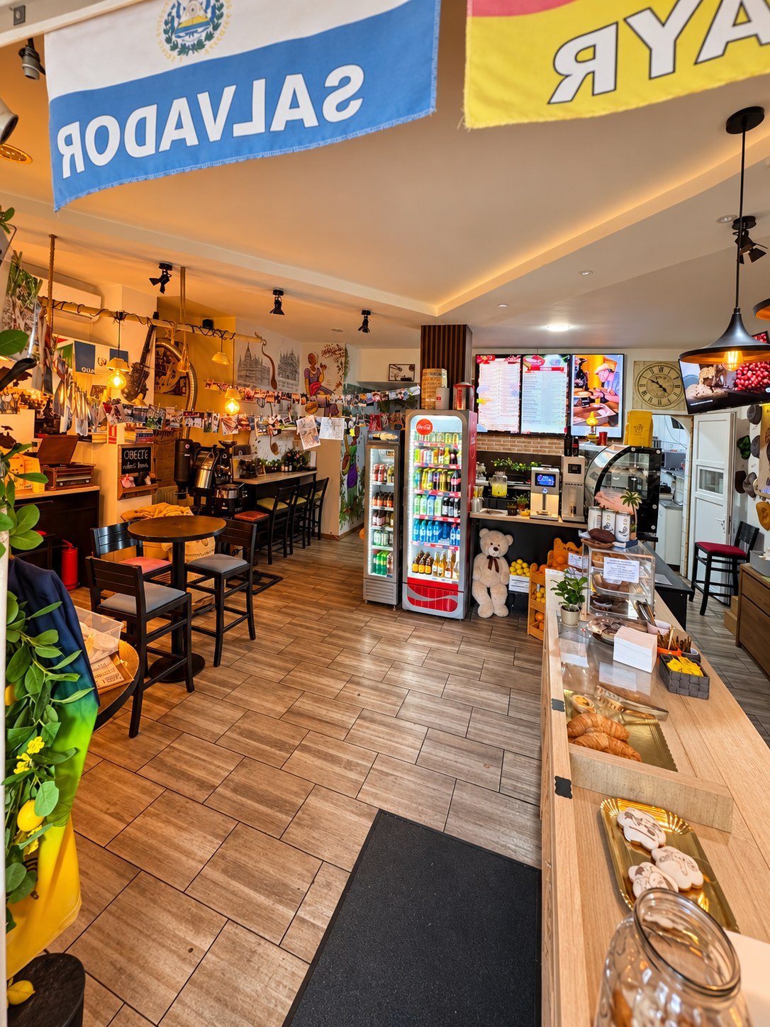 Sala cafenelei La Barista, cu mesele și tejgheaua din lemn