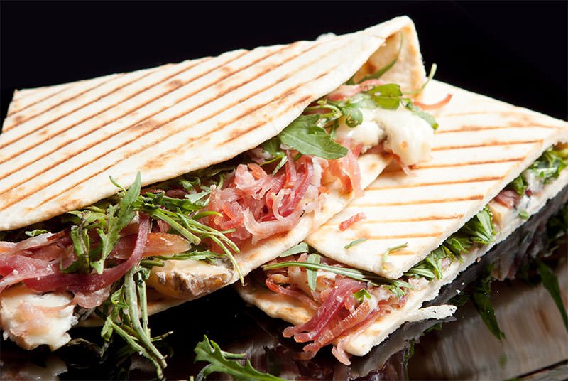 Piadina Venezia, cu prosciutto, brânză și rucola