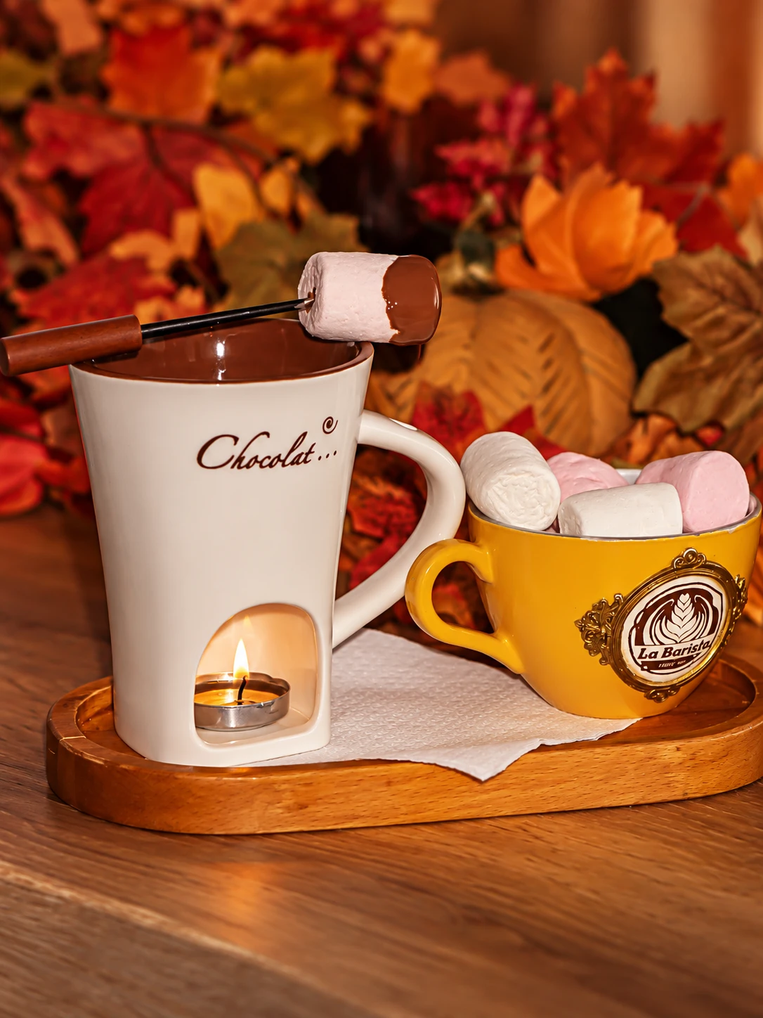 Ciocolată caldă la lumina lumânării, cu marshmallows, în decorul de toamnă La Barista