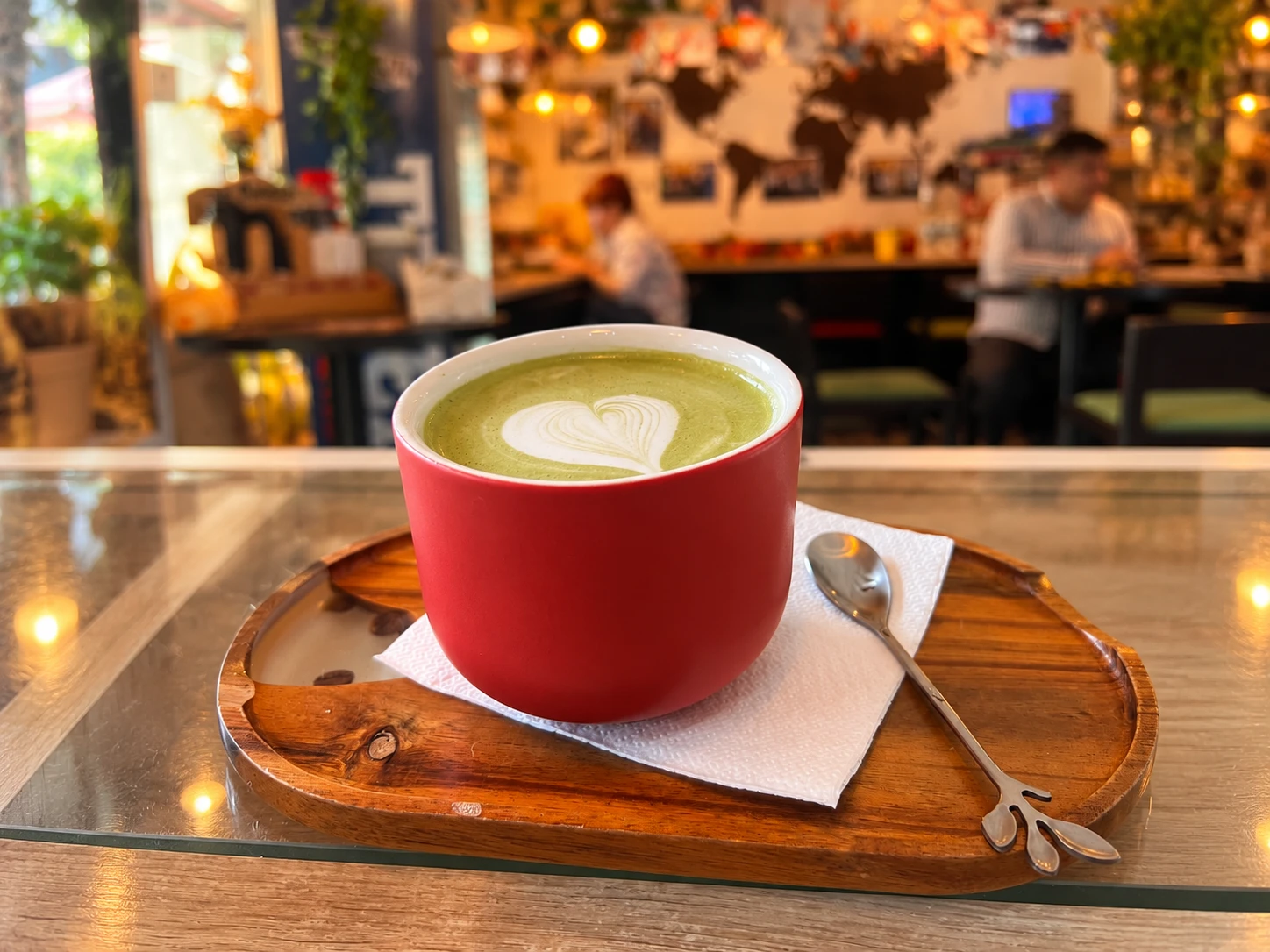Matcha Latte cu latte art în ceașca roșie La Barista