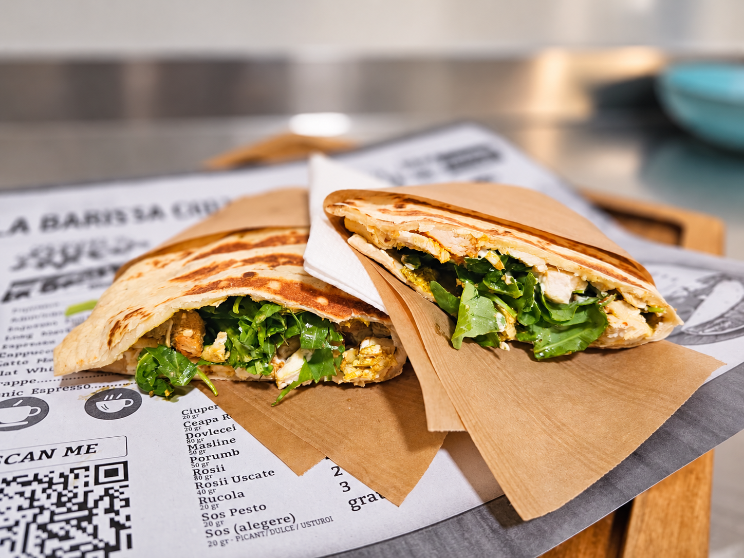 Piadina Deliciosa La Barista, servită în două jumătăți pe tavă de lemn