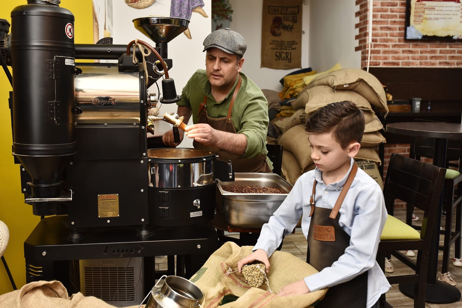 Momente din prăjitoria La Barista, lângă prăjitorul de cafea