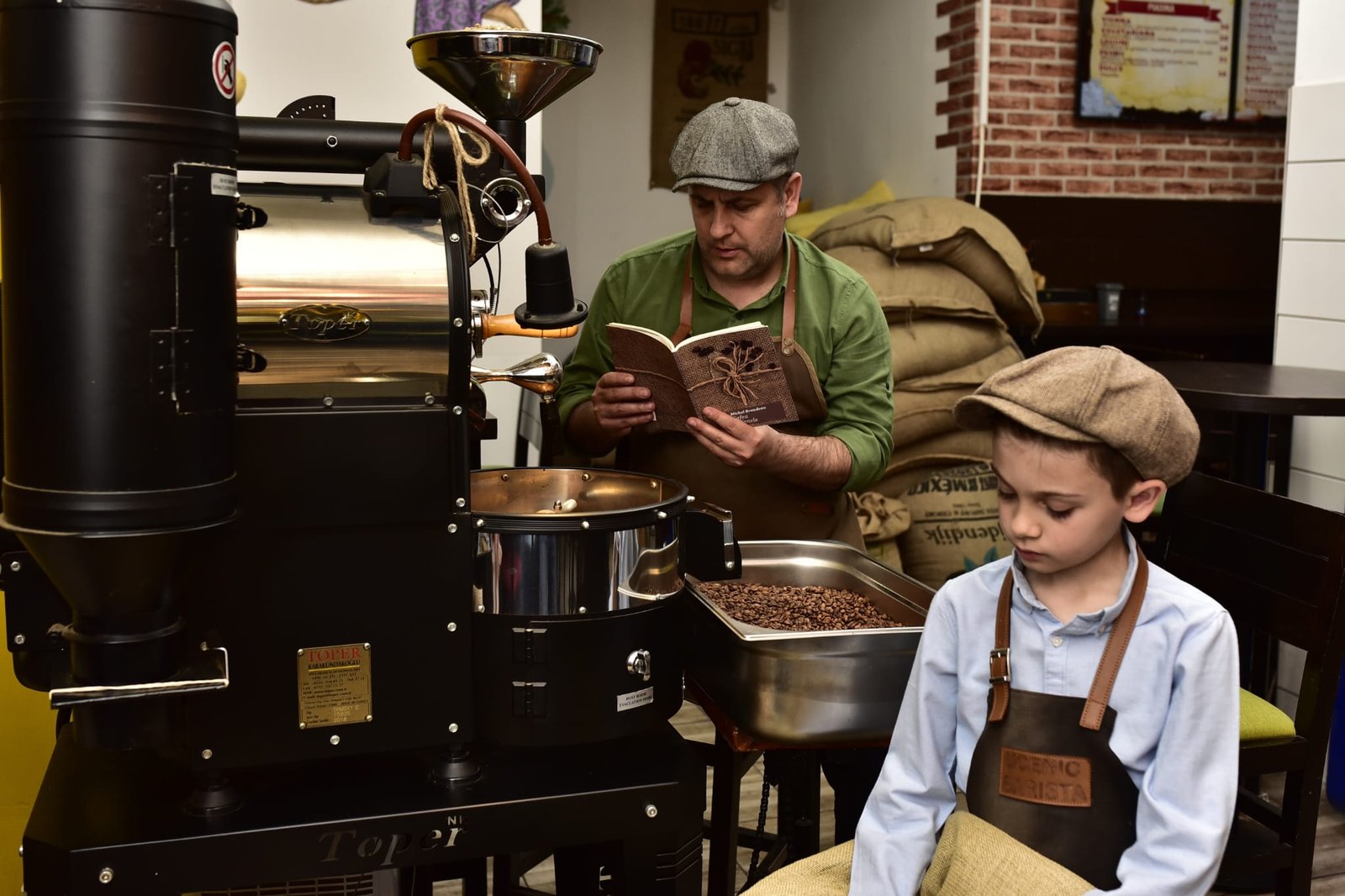 Momente din prăjitoria La Barista, lângă prăjitorul de cafea