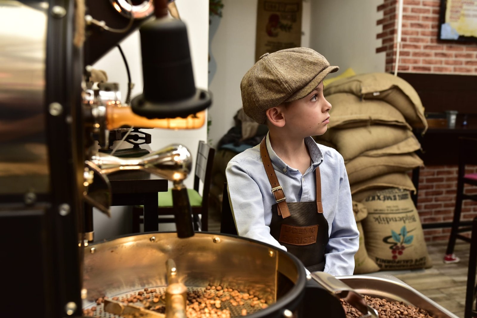 Momente din prăjitoria La Barista, lângă prăjitorul de cafea